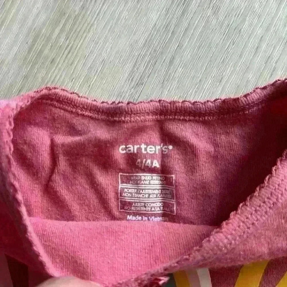 Carters pajamas size 4T - Picture 2 of 2